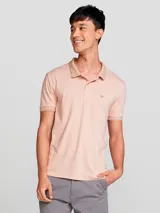 Polo de piqué color salmón con cuello clásico y tapeta de dos botones.