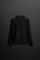 Camiseta deportiva negra de manga larga confeccionada en tejido técnico perforado, ligero y elástico. Cuenta con cuello redondo, costuras overlock para evitar rozaduras y detalle de texto estampado a contraste en el delantero. Pertenece a la colección Lab Collection de Zara Athleticz engineered.