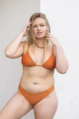 Conjunto de bikini color naranja con corpiño triangular de tirantes finos y bombacha clásica.