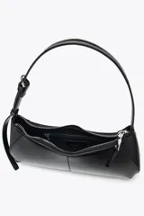 Bolso de hombro negro de cuero sintético, con asa ajustable con hebilla metálica, bolsillo interior con cremallera y cierre principal con cremallera.