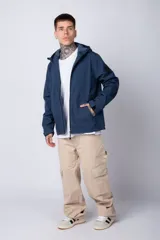 Campera azul con capucha, cierre frontal y bolsillos laterales con cierre.