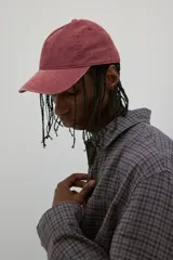 Camisa de franela suave a cuadros grises y marrones, de corte holgado, con cuello inglés, tapeta clásica, canesú en la espalda, bolsillo superior abierto, mangas largas con tapeta de manga y puños abotonados, y bajo levemente redondeado.