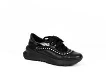 Zapatillas deportivas urbanas de cuero vacuno color blanco con detalles en cuero color beige y trenzado artesanal.