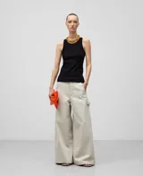 Musculosa blanca de algodón con textura acanalada, cuello redondo y logo bordado en la espalda.