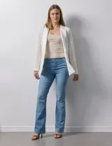 Blazer entallado blanco, marca Robert Louis, con cuello con solapa, abertura central con botón, bolsillos delanteros y mangas largas caladas.