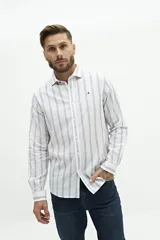 Camisa de manga larga para hombre, color blanco con rayas verticales finas en tonos grises y azules. Confeccionada en una mezcla de lino y algodón, de corte semi slim y logo bordado en el pecho.