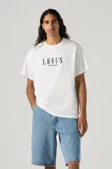 Remera blanca de corte relajado con logo Levi's estampado en verde en el pecho.