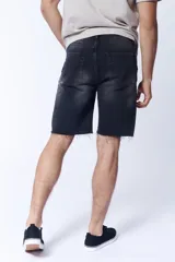 Bermuda de jean color gris oscuro con efecto lavado, corte a la rodilla y terminación desflecada.