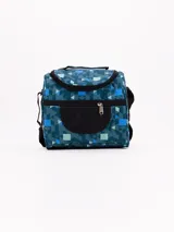 Lonchera térmica con doble cierre, diseño estampado geométrico en tonos de azul y verde, y bolsillo frontal con cierre negro.