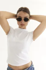 Lentes de sol con armazón y patillas metálicas plateadas, cristales oscuros con forma hexagonal facetada. La marca "AIRE" está grabada en la patilla derecha.