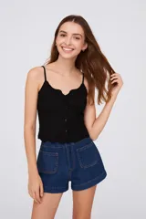 Musculosa blanca de algodón con breteles finos, corte al cuerpo y escote profundo.