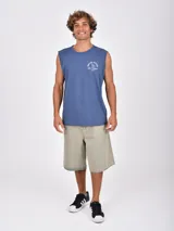 Musculosa sin mangas color azul, con cuello redondo y estampado frontal con texto en blanco.