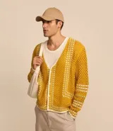 Camisa masculina relaxed con textura efecto ganchillo, cuello en v, abotonada, manga larga y recortes.