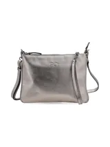 Cartera bandolera negra con textura símil piel de serpiente, confeccionada en cuero. Tiene correa larga regulable, cierre superior con cremallera y logo PQ grabado en el frente.