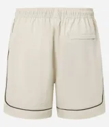 Bermuda deportiva masculina color marrón, con cintura elástica y cordón ajustable. Presenta piping contrastante en blanco a lo largo de los bordes y bolsillos funcionales. Confeccionada en poliamida de secado rápido.