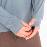 Buzo gris de poliéster reciclado y spandex, con cuello alto y cierre de cremallera hasta el pecho. Tiene mangas largas con orificios para los pulgares y logo de la marca en el pecho.