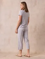 Conjunto de pijama marca René Rofé, compuesto por remera de manga corta con escote redondo y botón, y pantalón capri con cintura elastizada.