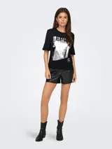 Remera negra de corte recto con estampado rectangular plateado con la palabra 'EPIC' en la parte superior y la frase 'READY FOR THE WORLD' en la parte inferior.