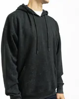 Buzo canguro verde con capucha y bolsillo frontal, de corte oversized.