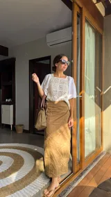Blusa blanca con cuerpo de encaje de crochet cuadrillé y mangas abuchonadas de lino.