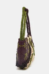 Bolso de hombro con diseño floral bordado con abalorios en tonos marrón, verde y beige. Tiene un bolsillo interior y cierre con cremallera.