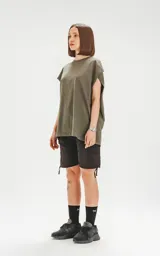 Remerón verde militar de corte oversize con hombros caídos y cuello redondo.