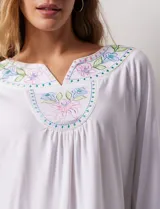 Blusa blanca de modal, marca Ruby Rd. Cuello a la base, escote en V bordado con flores. Manga ¾ amplia con puño fruncido.