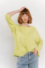 Remera verde lima de corte holgado con cuello redondo y mangas largas.