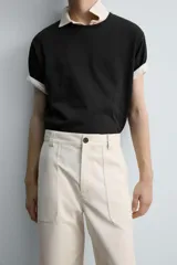 Pantalón negro de corte recto, con bolsillos frontales tipo parche y bolsillos traseros de ojal.