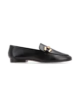 Zapato mocasín de cuero napa negro con hebilla metálica dorada.