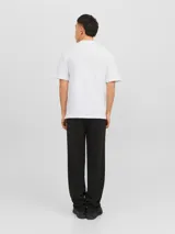 Camiseta blanca de manga corta y cuello redondo con estampado pequeño en el pecho.