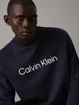 Buzo azul marino de felpa de algodón regenerativo, con cuello redondo, puños y bajo de canalé. Logo mate de Calvin Klein de goma en el pecho.