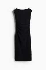Vestido midi negro de punto arrugado con mangas japonesas y escote barco. Diseño ajustado con laterales fruncidos para un efecto drapeado que realza la figura.