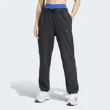 Pantalón deportivo Adidas negro, de corte holgado, confeccionado en felpa con tecnología AEROREADY. Presenta cintura elástica con cordón ajustable y puños elásticos en los tobillos.
