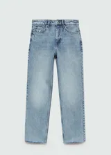 Pantalón de jean celeste de corte recto, tiro medio y largo cropped con terminación desflecada.