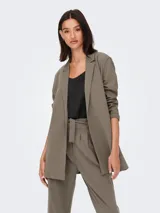 Blazer largo color marrón topo, de punto elástico con cuello de solapas y corte regular.