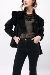 Pantalón de jean acampanado color marrón, con tiro alto y alforza central.