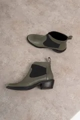 Botín Chelsea de cuero marrón con elástico lateral y tacón bajo.