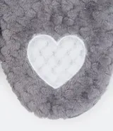 Pantuflas grises de felpa con bordado de corazón blanco y suela antideslizante.