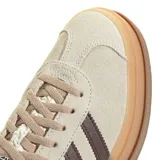 Zapatillas Adidas Gazelle Bold color beige con las tres tiras laterales en marrón. Suela de plataforma color caramelo.