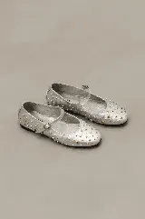 Chatas negras de cuero con correa sobre el empeine y hebilla plateada. Decoradas con tachas plateadas y doradas de diferentes tamaños.