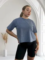 Remera celeste con efecto acid wash, corte holgado y mangas cortas.