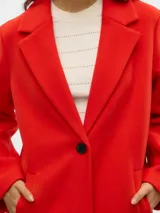 Abrigo rojo con cuello solapa, cierre de un botón y bolsillos laterales.