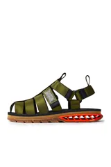 Sandalias Kenner Rakka Siren de tiras de tela verde militar, con ajuste de velcro en el tobillo y suela de goma marrón con detalles en naranja.