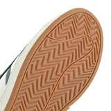 Championes Adidas Grand Court Alpha color verde azulado con las tres tiras blancas, capellada de cuero sintético y suela de caucho color caramelo.