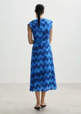 Vestido midi sin mangas, con estampado abstracto en tonos azules y cinturón con hebilla circular.