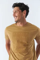 Remera azul de algodón con cuello redondo y estampado frontal con nombres de ciudades: Berlín, Nueva York, Dubai, París y Shanghái.