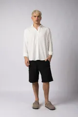 Camisa color crudo de lino con caída liviana y calce relajado, cuello abierto y manga larga. Confeccionada en 70% rayón y 30% lino.