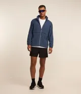 Bermuda deportiva negra para hombre, modelo runner, con cintura elástica, cordón interno y recortes laterales.