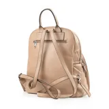 Mochila color taupe de símil cuero acolchado con diseño tejido. Tiene un compartimento principal con cierre, un bolsillo interno con cierre y dos bolsillos abiertos. En el exterior tiene un bolsillo con cierre. Las correas son regulables y los herrajes son plateados. Tiene el logo de XL Extra Large al frente.